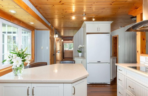 Bala Cottage | Gorgeous Lake Muskoka Cottage with Amazing Views & Hot Tub