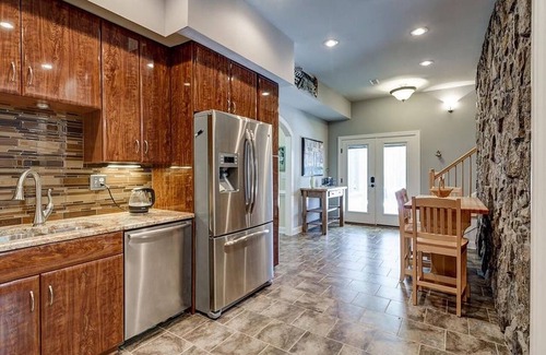 Merifield Acres House | Gorgeous lakeside retreat with room for all!