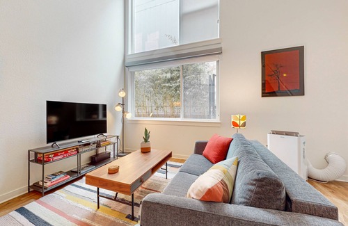 Wallingford Condo | Gorgeous loft in heart of Wallingford with walk score of 96, rooftop deck, & AC