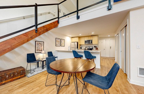 Wallingford Condo | Gorgeous loft in heart of Wallingford with walk score of 96, rooftop deck, & AC