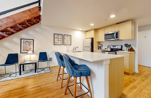 Wallingford Condo | Gorgeous loft in heart of Wallingford with walk score of 96, rooftop deck, & AC