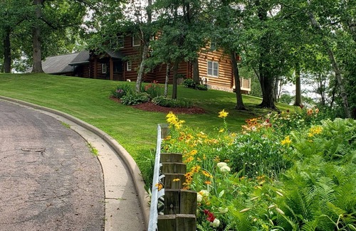 Independence House | Gorgeous Log Home featuring 8-person outdoor HOT TUB-available year round.