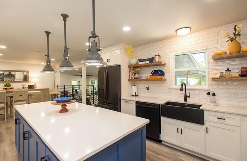 Cedar Creek Reservoir House | Gorgeous Modern Lakeside Getaway in Gun Barrel City