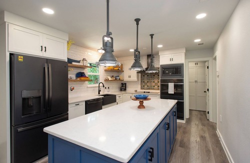 Cedar Creek Reservoir House | Gorgeous Modern Lakeside Getaway in Gun Barrel City