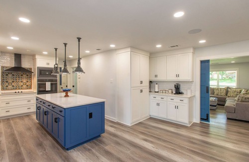 Cedar Creek Reservoir House | Gorgeous Modern Lakeside Getaway in Gun Barrel City