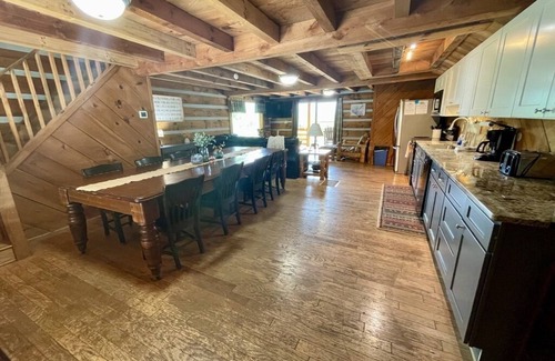 Townsend Cabin | GORGEOUS MTN VIEW☁Sleeps 21☁Hot Tub☁Game Room
