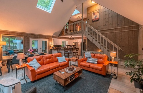 Gouldsboro Ski Chalet | Gorgeous New Mountain Chalet in Pocono Mts 4 Bdrm/Fire Pit/Game Room