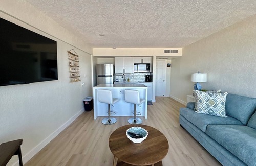 Davis Apartment | Gorgeous Oceanfront 1 BR Apartment with Private Balcony & Pool