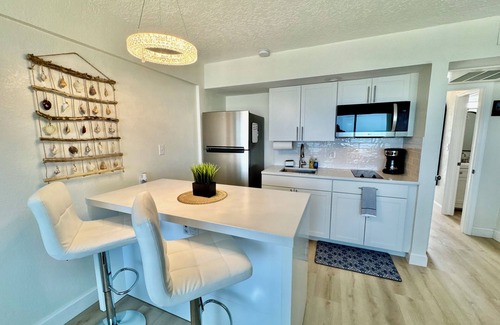 Davis Apartment | Gorgeous Oceanfront 1 BR Apartment with Private Balcony & Pool