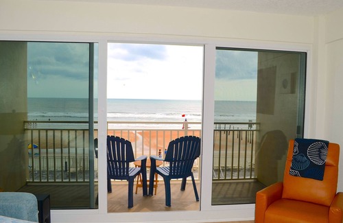 Davis Apartment | Gorgeous Oceanfront 1 BR Apartment with Private Balcony & Pool