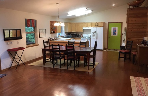 Burley House | Gorgeous open concept. King, queen and bunks. Kayaks, games, videos. Family fun!