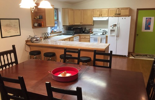 Burley House | Gorgeous open concept. King, queen and bunks. Kayaks, games, videos. Family fun!