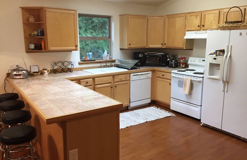 Burley House | Gorgeous open concept. King, queen and bunks. Kayaks, games, videos. Family fun!