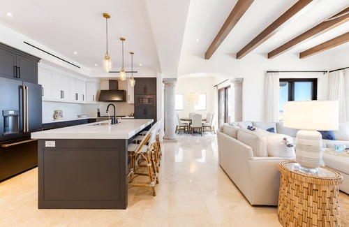 Buzzards Condo | Gorgeous penthouse with pool and jacuzzi amenities