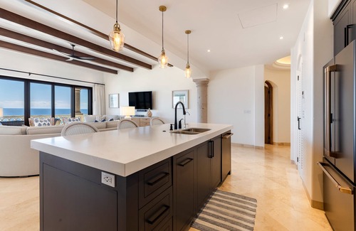 Buzzards Condo | Gorgeous penthouse with pool and jacuzzi amenities