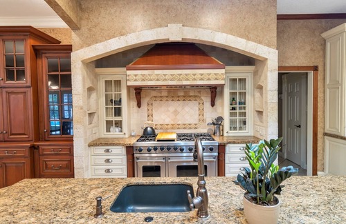 Rose Hill House | Gorgeous Retreat w/private Pickleball court! Only 3 min from Sandalwood Manor