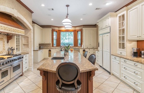 Rose Hill House | Gorgeous Retreat w/private Pickleball court! Only 3 min from Sandalwood Manor