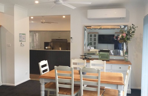 Lower Macdonald House | Gorgeous riverfront property in the historic Wiseman's Ferry area of Sydney
