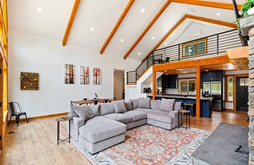 Priest River House | Gorgeous riverfront home with fireplace, fast WiFi, central AC, & washer/dryer