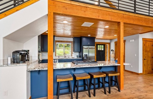 Priest River House | Gorgeous riverfront home with fireplace, fast WiFi, central AC, & washer/dryer
