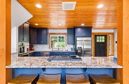 Priest River House | Gorgeous riverfront home with fireplace, fast WiFi, central AC, & washer/dryer