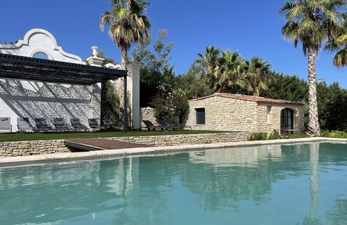Aix-en-Provence House | gorgeous room.marble bathroom.vue.pool.palmgroove