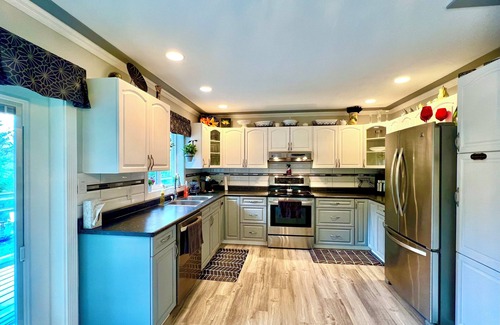 North Cowichan House | Gorgeous rural home with pool 10 minutes from town