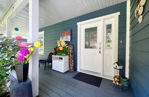 North Cowichan House | Gorgeous rural home with pool 10 minutes from town