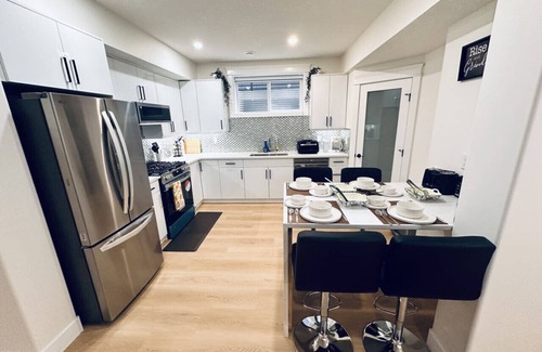 Southwest Edmonton Apartment | Gorgeous Suite, Separate Entrance, Family Friendly, 2 King Beds
