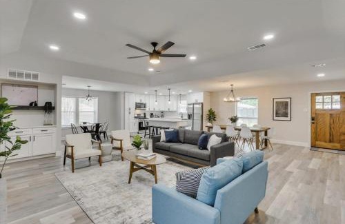 Garland House | Gorgeous Sunny Home for Big Groups w Private Pool
