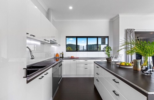 Shute Harbour House | Gorgeous three-bedroom, two-bathroom home boasting uninterrupted sea views.