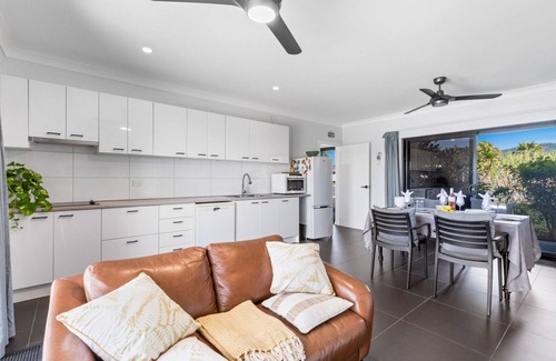 Shute Harbour House | Gorgeous three-bedroom, two-bathroom home boasting uninterrupted sea views.