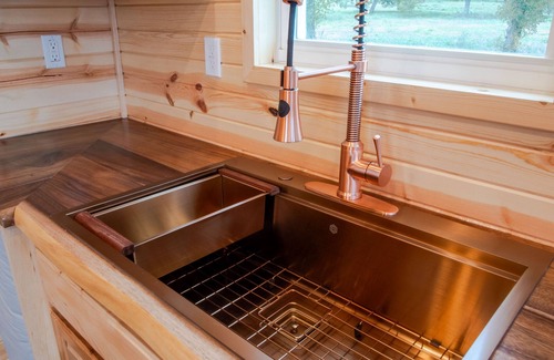 McNeil Cabin | Gorgeous tiny home cabin!Perfect for couples, small families or business travel!