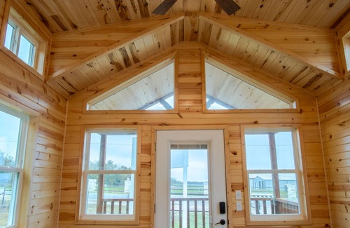 McNeil Cabin | Gorgeous tiny home cabin!Perfect for couples, small families or business travel!