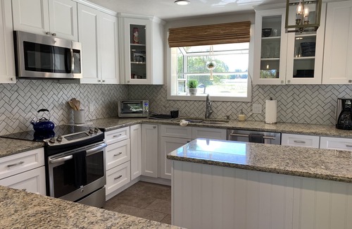 Redwood House | Gorgeous Views of Rogue River from house, patio, lawn and large deck/balcony