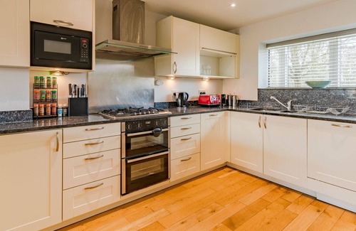 Cirencester Cottage | Goslings, Cotswold Water Park, sleeps 12 guests in 6 bedrooms