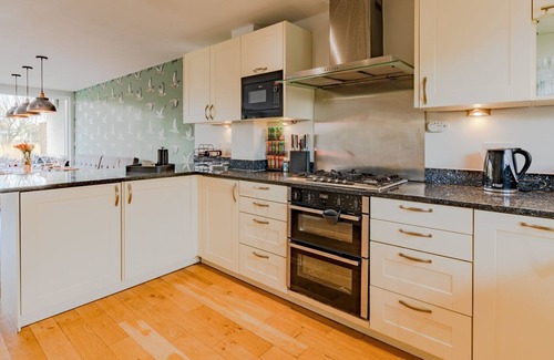 Cirencester Cottage | Goslings, Cotswold Water Park, sleeps 12 guests in 6 bedrooms