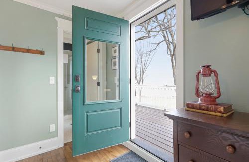 Black Wolf House | Goyke, Your front-row seat to lakefront serenity