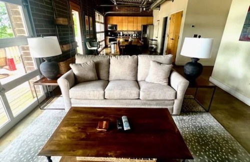 Cullman House | Grace's Retreat - 10 minutes from I-65