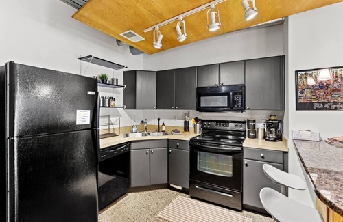 Northside District Apartment | Graffiti Art Haus - Walk to Central Bank Arena