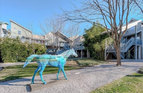 Northside District Apartment | Graffiti Art Haus - Walk to Central Bank Arena