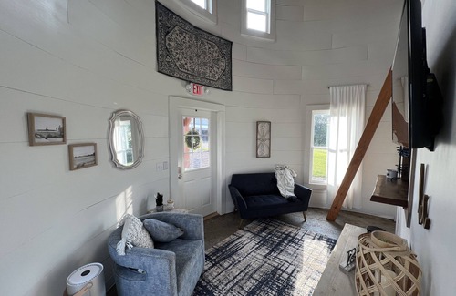 Red Boiling Springs Cottage | Grain Bin Farmhouse with Loft Bedroom