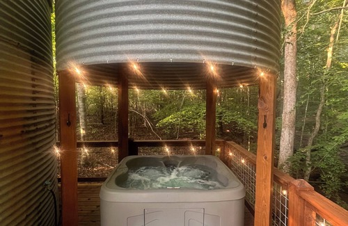 Shelby Apartment | Grain Bin Silo Tiny House with 1 bedroom, WiFi, AC and hot tub in Shelby