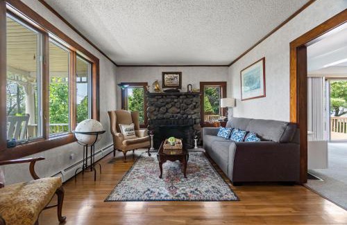 East Hampton House | Grammy's Lake House w Private Waterfront Access