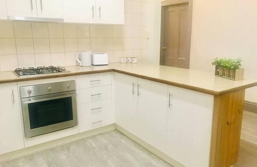 Stawell Apartment | Grampians Views Getaway★Heart of Stawell★CBD★Wifi★Netflix★Parking