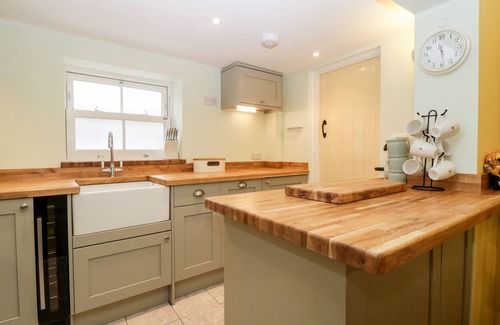 Warminster Cottage | GRANARY COTTAGE, family friendly, with open fire in Warminster