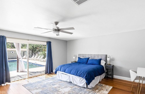 Rancho Oakey House | Grand 5 Bedroom Home with Pool 2 miles from Strip
