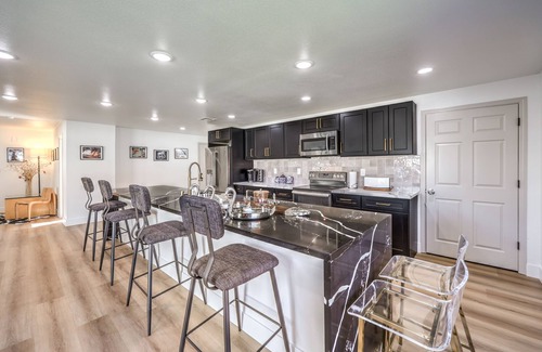 Paradise House | GRAND, 5BD 4BETH Pool Home,14 GUEST,4.5 miles to STRIP!