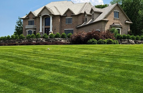 Delafield House | GRAND 6-bedroom home with resort style yard