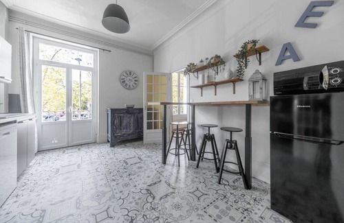 Champ-Capelet Apartment | Grand appartement design, 5' centre, pkg gratuit
